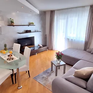  Apartment Leona
