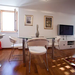  Apartment Peristil